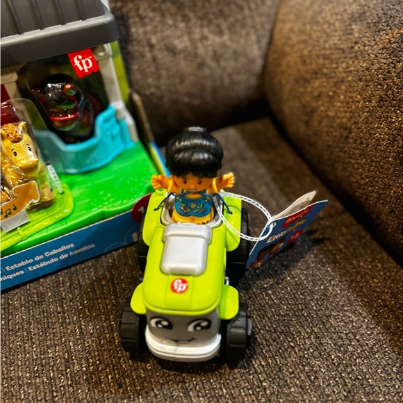 Fisher-Price Little People Farmhouse with Red Door and Green Tractor - Picture 3 of 9